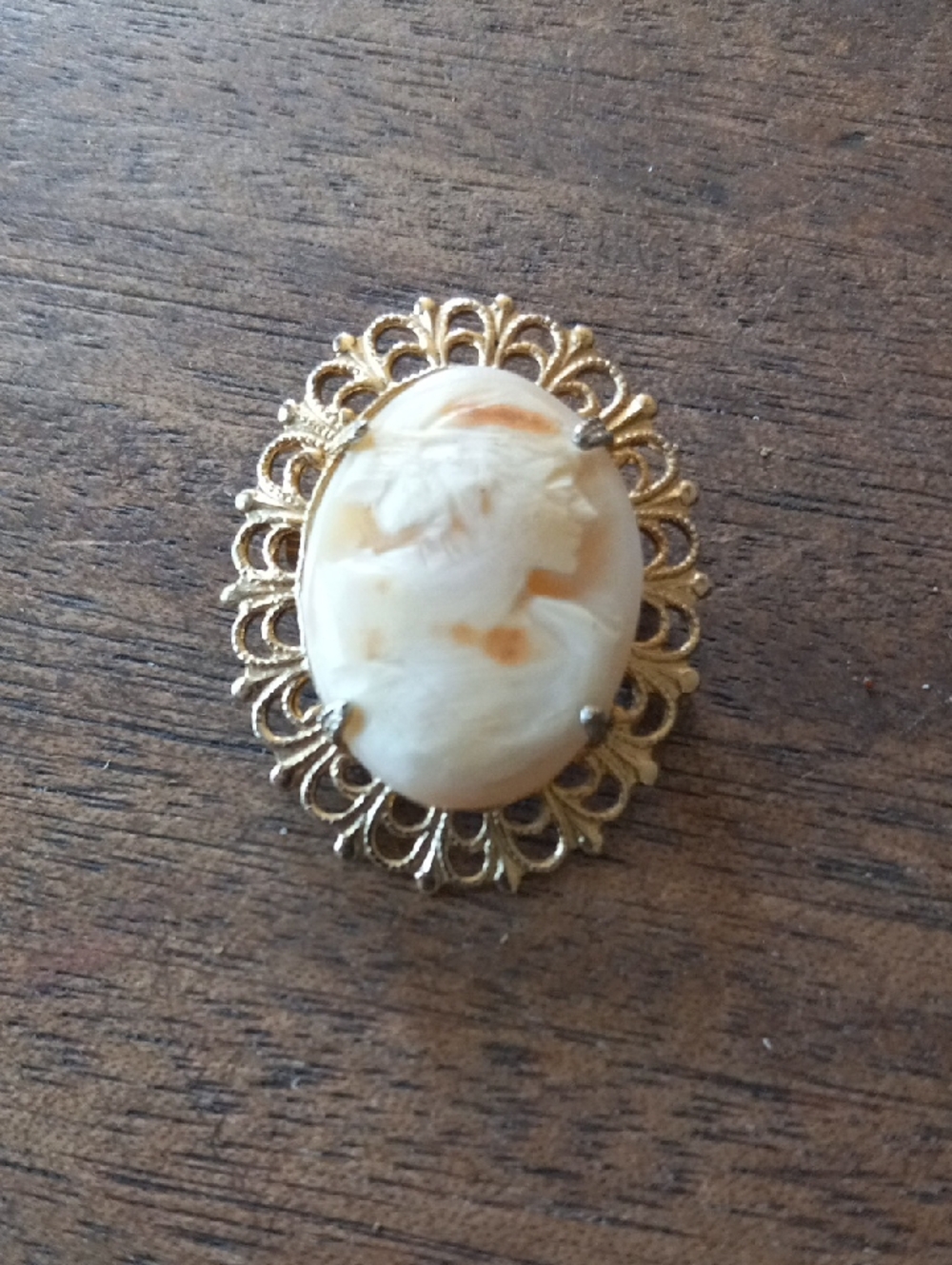 Coro 1940's-1950's Vintage Cameo Brooch Gold Tone Frame W/Cream and Peach Cameo